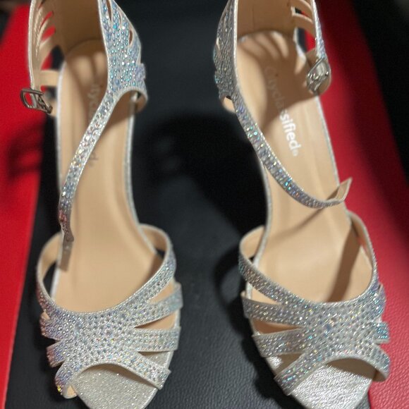 Silver Heels - Picture 1 of 3